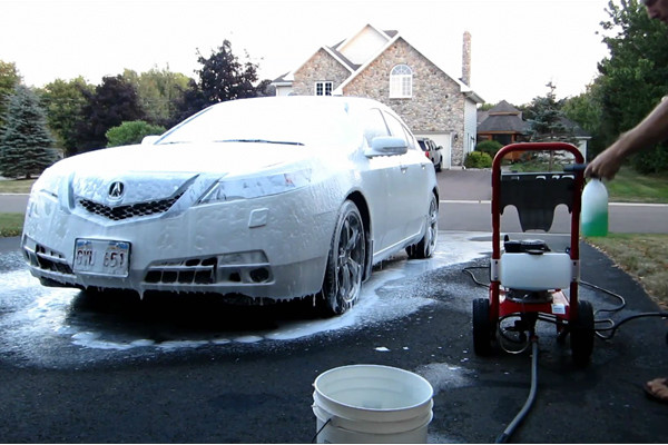 Cách làm bọt tuyết rửa xe đơn giản tại nhà
