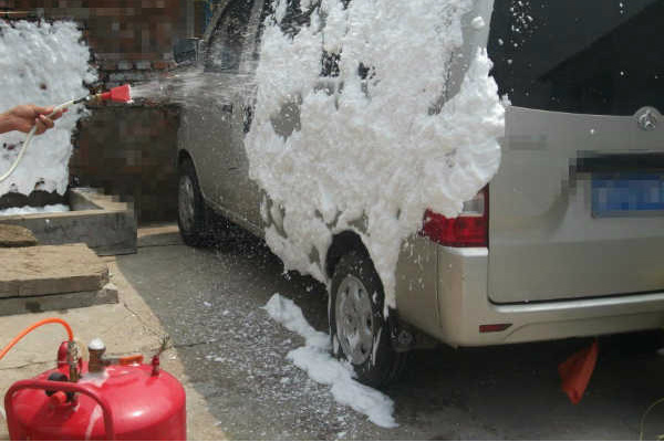 Lợi ích của bình xịt rửa xe ô tô là gì?