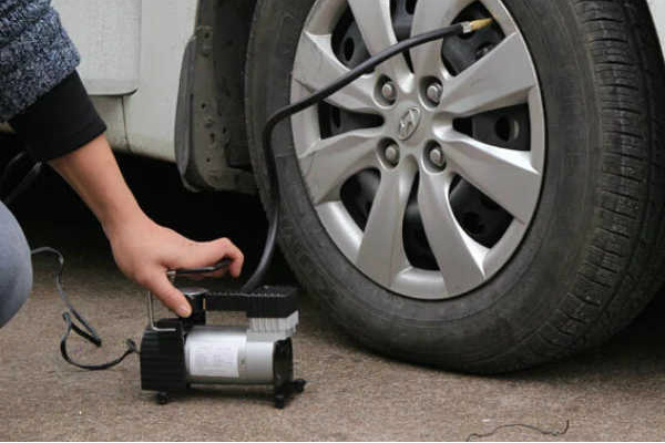 Máy bơm lốp ô tô mini là thiết bị hỗ trợ nhỏ gọn