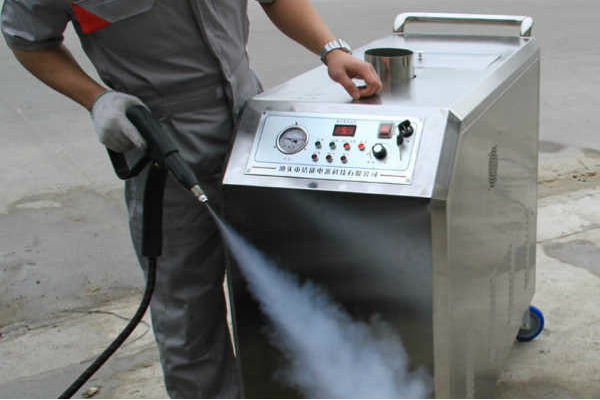 Một loại máy rửa xe hơi nước nóng