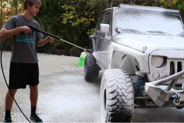 Bình xịt rửa xe ô tô sử dụng như thế nào?