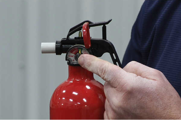 Kiểm tra hạn sử dụng của bình chữa cháy thường xuyên