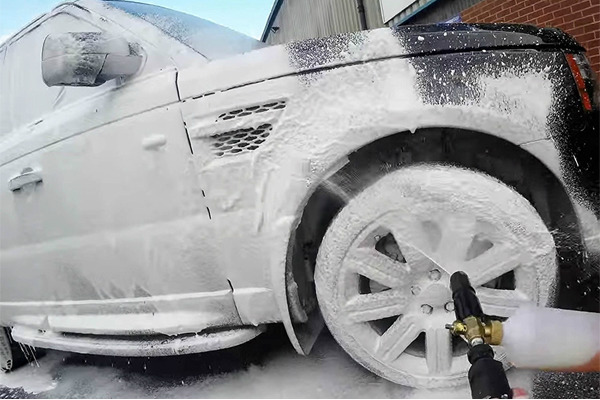 Máy phun bọt tuyết rửa xe ô tô
