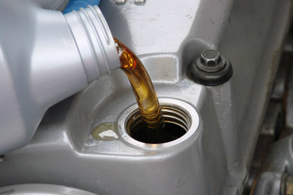 Thay dầu ô tô cho xe phụ thuộc vào động cơ xe