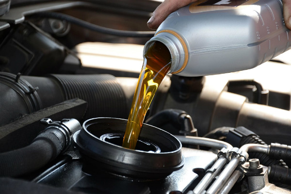 Thay dầu thắng cho xe ô tô giá hợp lý