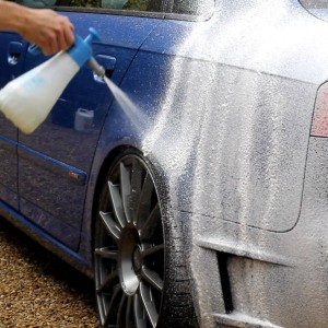Bình phun bọt tuyết rửa xe có giúp rửa xe sạch hơn